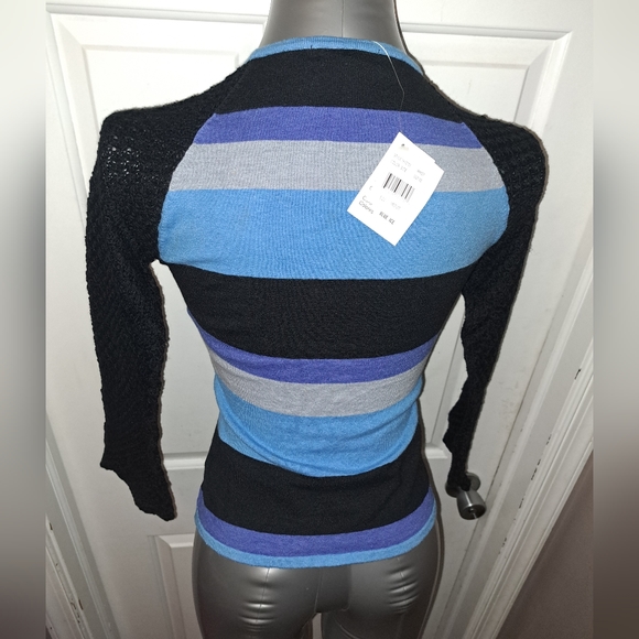 🆕️Retro Blue Ice Sweater w Black Raglan Sleeves Sz M NWT - Picture 6 of 10